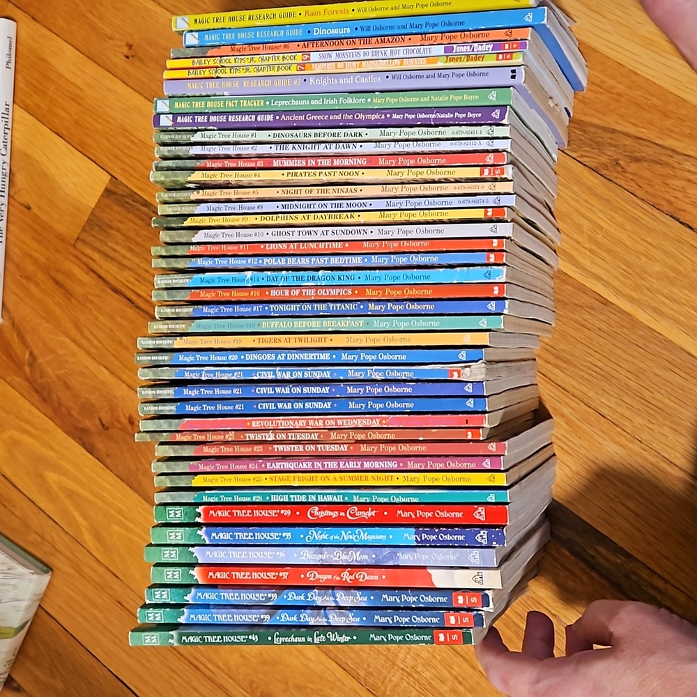 MAGIC TREE HOUSE book collection.